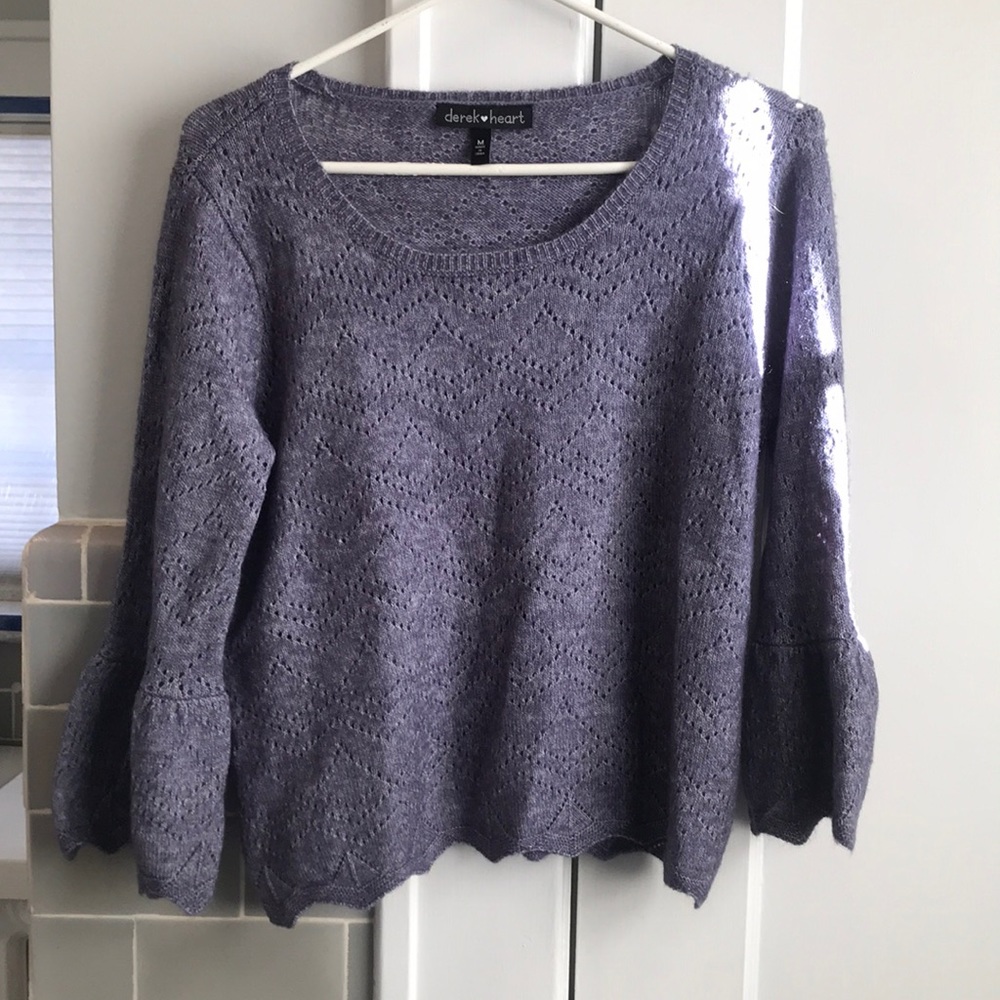 Light weight sweater with flared sleeves